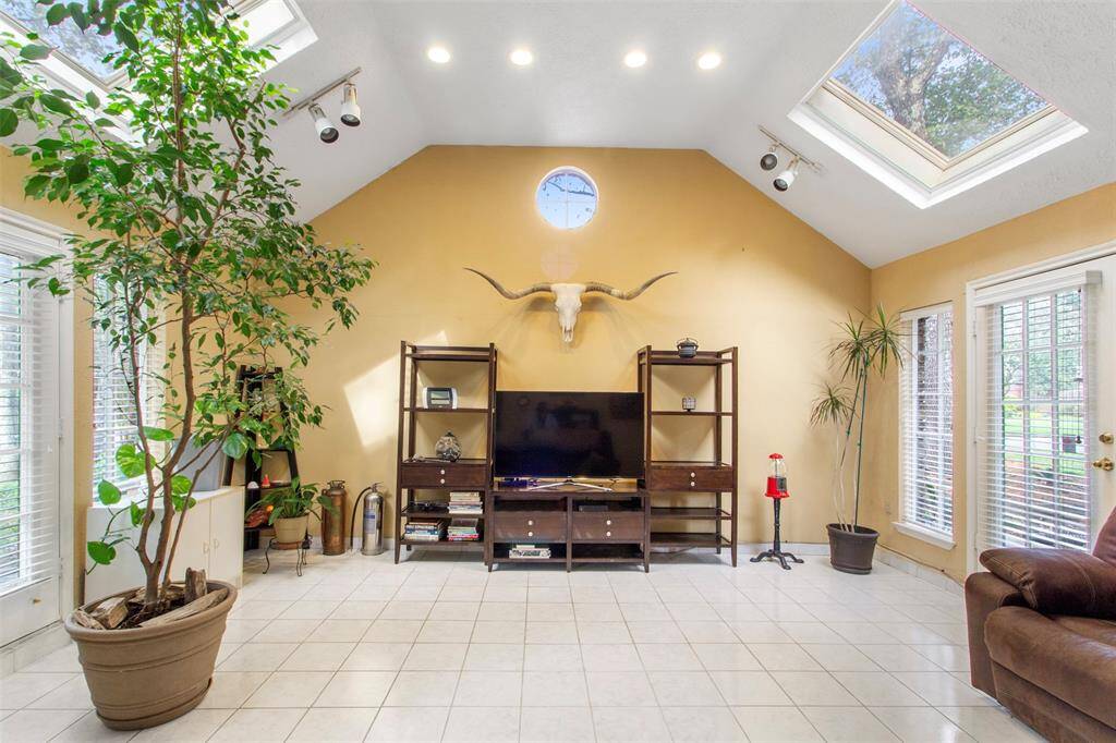 Welcome to a living room thateffortlessly combines comfort andstyle.