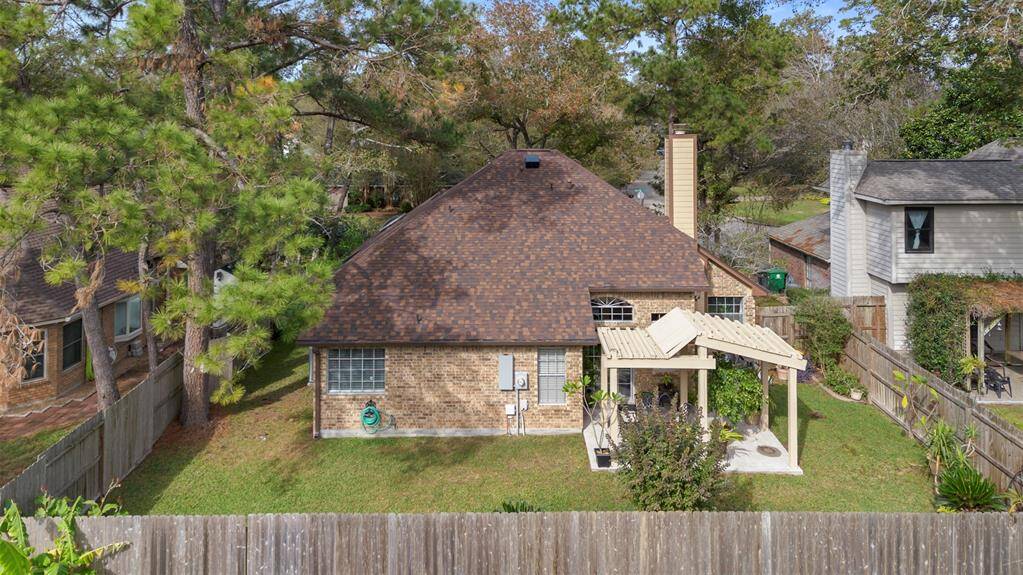 Come and see this spaciousbackyard!