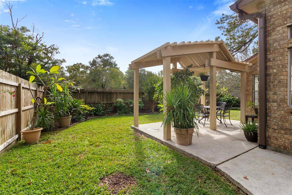 Surrounded by the beauty of theoutdoors, the large covered patiobecomes an extension of the home'sliving space.