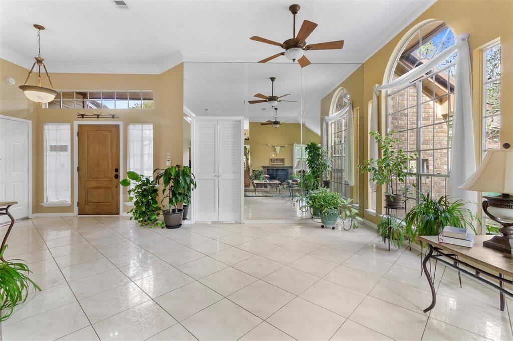 Step into luxury and warmth as youenter this home, where an expansiveand inviting entryway sets the tonefor a grand living experience.