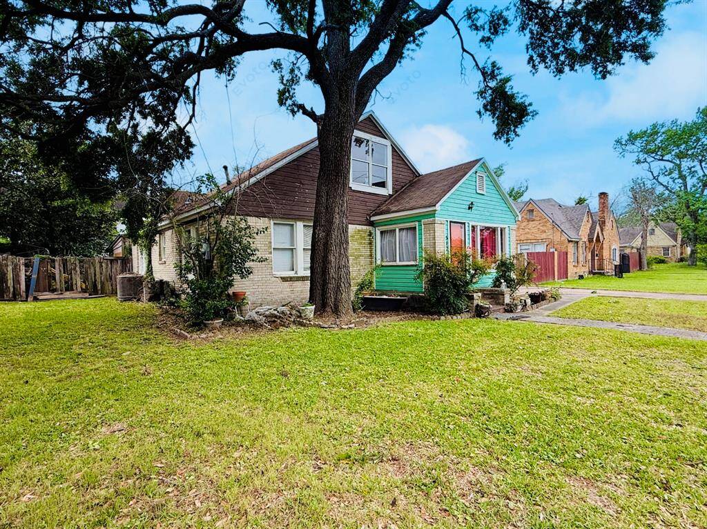 Charming two-story home set on a generous 7,950 sqft lot in the heart of Lindale Park. The deep front yard and classic facade hint at the potential waiting just beyond the front door.