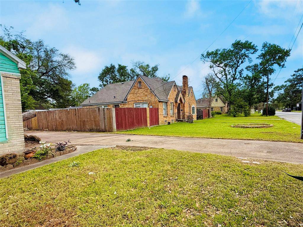 The elongated driveway offers ample parking and easy access, stretching alongside the home and adding both function and flexibility.