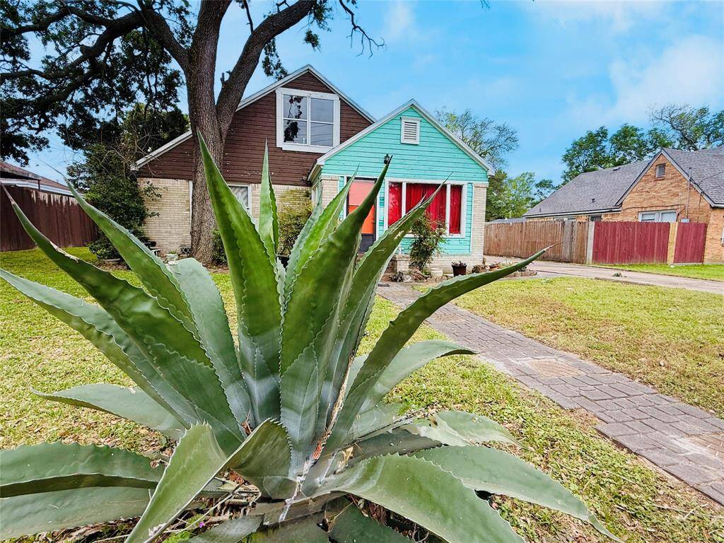 Don’t miss your chance to own a spacious home in one of Houston’s most beloved neighborhoods, Lindale Park. Come see what life could look like in Lindale Park—where location, charm, and opportunity meet.