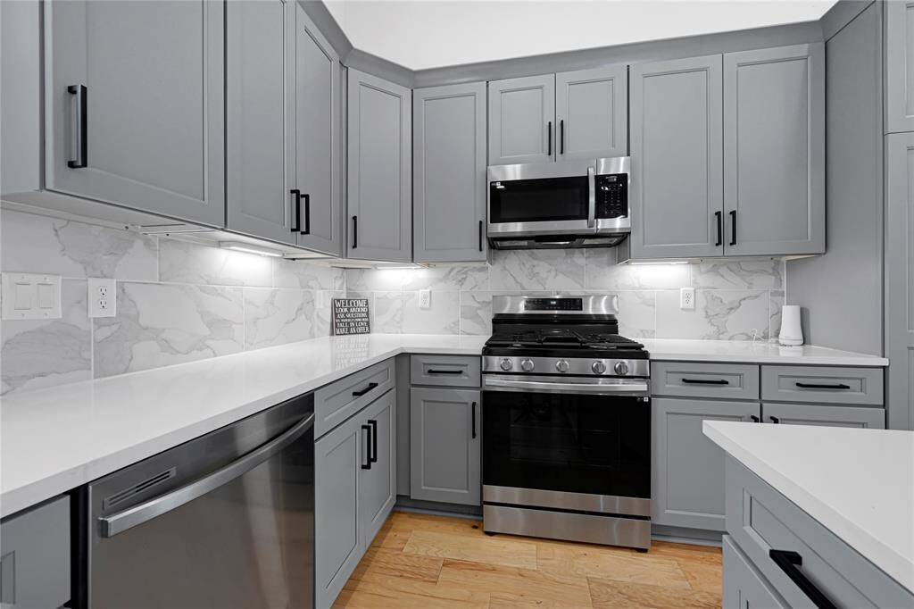 Custom cabinetry with elegant crown molding, soft-close drawers, and under-cabinet lighting—blending style and function with beautifully crafted storage throughout the kitchen.Custom cabinetry with elegant crown molding, soft-close drawers, and under-cabinet lighting—blending style and function with beautifully crafted storage throughout the kitchen.Custom cabinetry with elegant crown molding, soft-close drawers, and under-cabinet lighting—blending style and function with beautifully crafted storage t