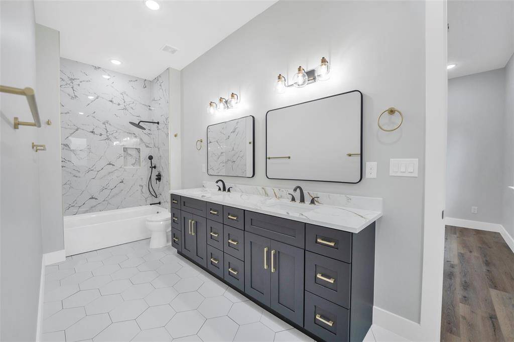 •Dual Entry: The bathroom has two separate entrances, one from each bedroom, ensuring accessibility