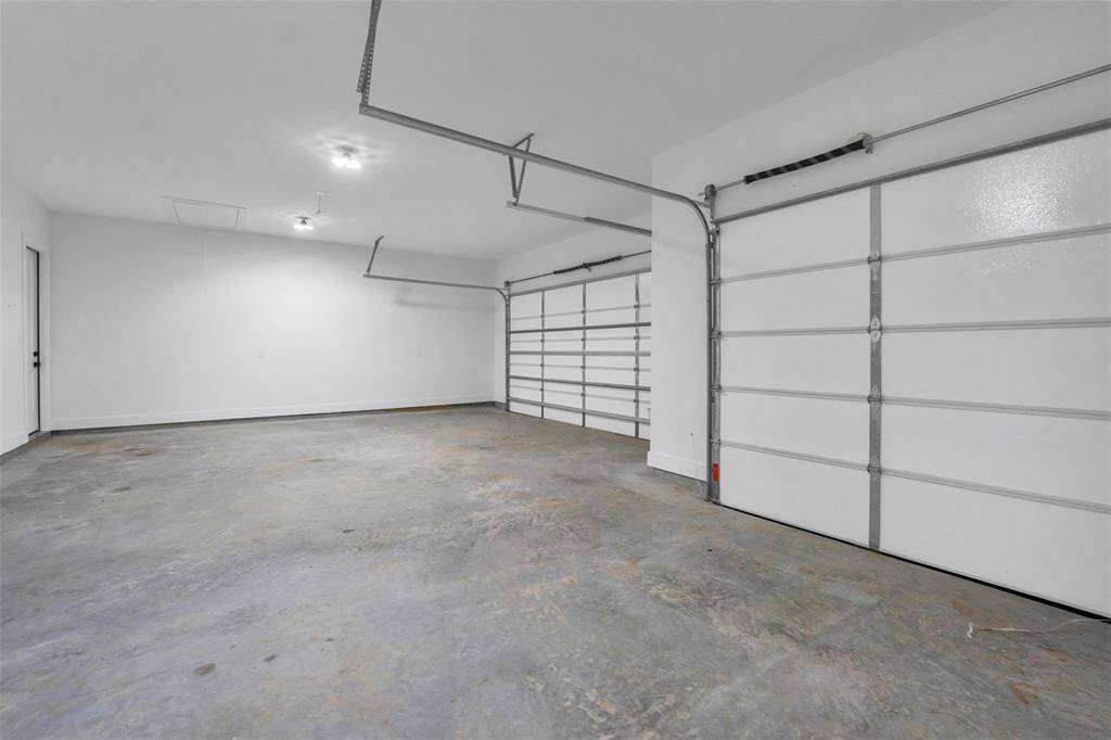 This space is perfect for managing the transition from outdoor to indoor living. Equipped with ample storage solutions, including hooks, cubbies, and benches, it provides an organized area to store shoes, coats, and other outdoor gear