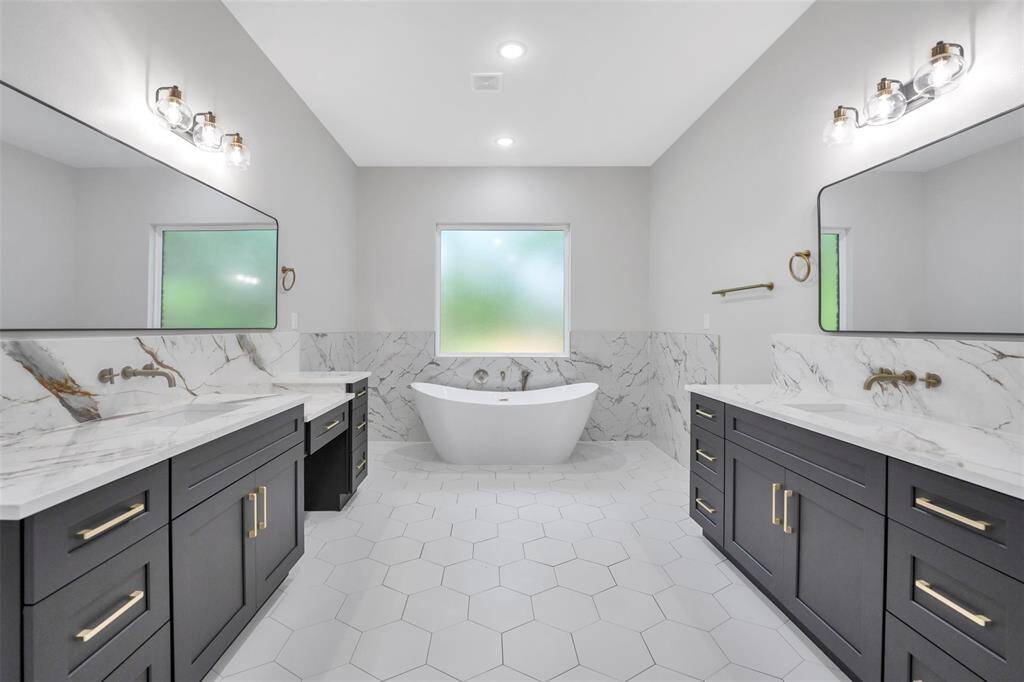 The use of high-quality materials and tasteful décor ensures that this bathroom is both functional and visually pleasing