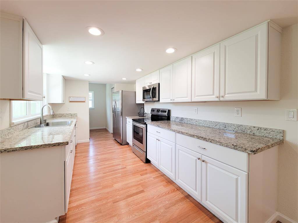 Kitchen w granite countertops