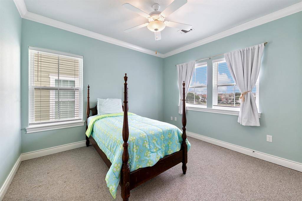 Jack/Jill Bathroom with 2 separate vanities