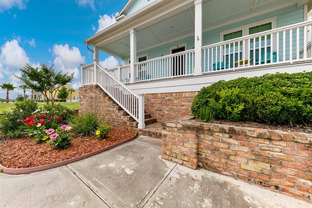 Very Comfortable entertainment porch