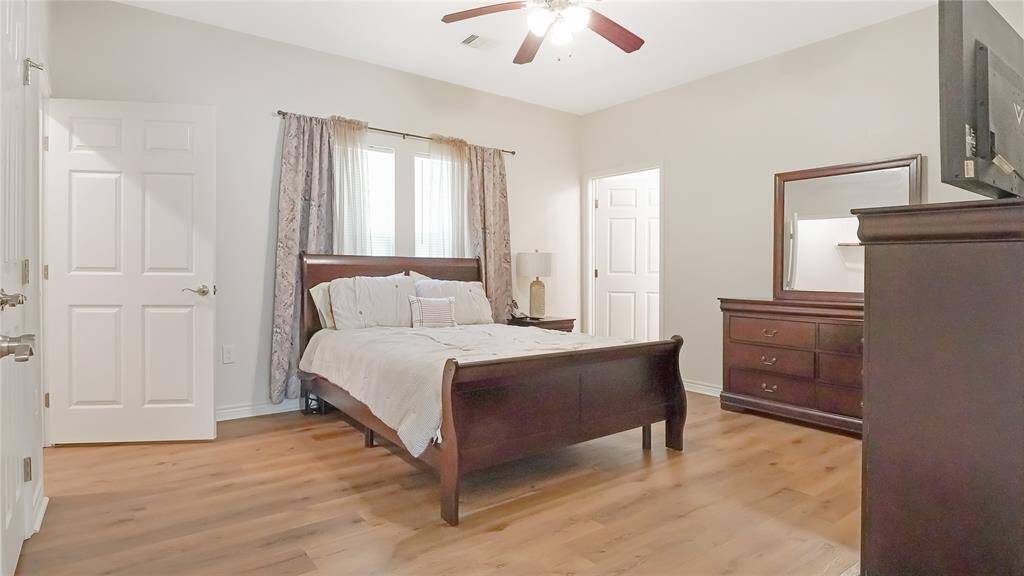 The owner's suite is spacious and consists of a walk-in closet, an additional closet and an in-suite bathroom.