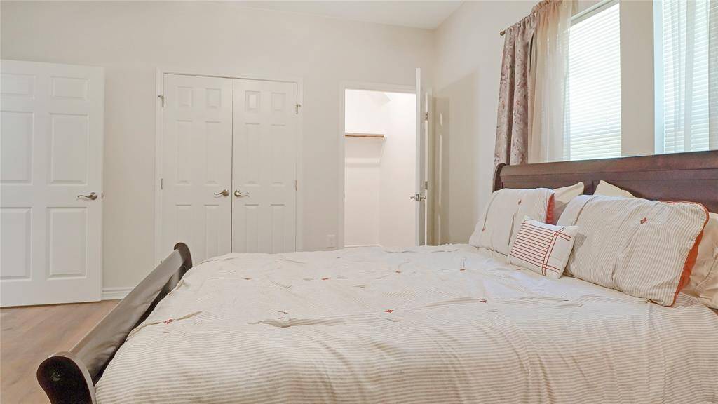 The owner's suite is spacious and consists of a walk-in closet, an additional closet and an in-suite bathroom.