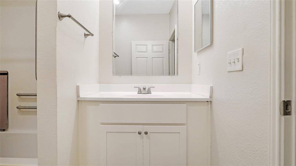 The owner's suite is spacious and consists of a walk-in closet, an additional closet and an in-suite bathroom.