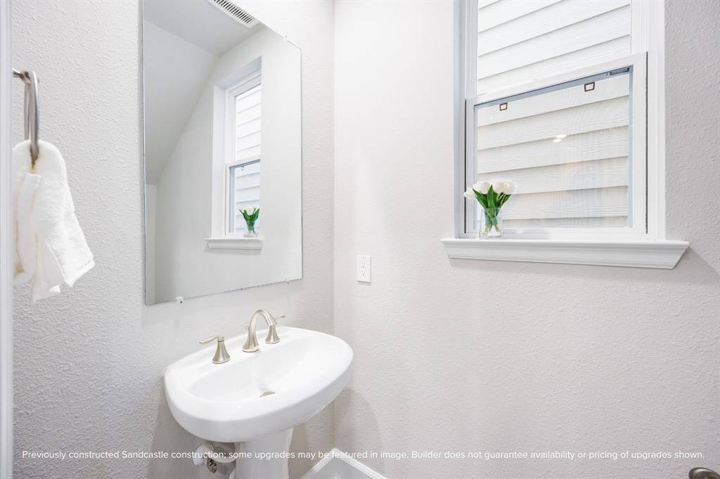 Even the powder bath brings polish and brightness—perfect for guests and everyday ease.