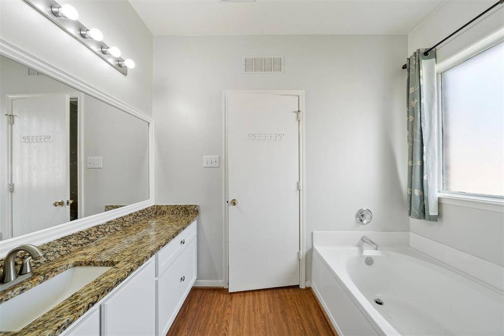 Primary ensuite, seperated tub and shower