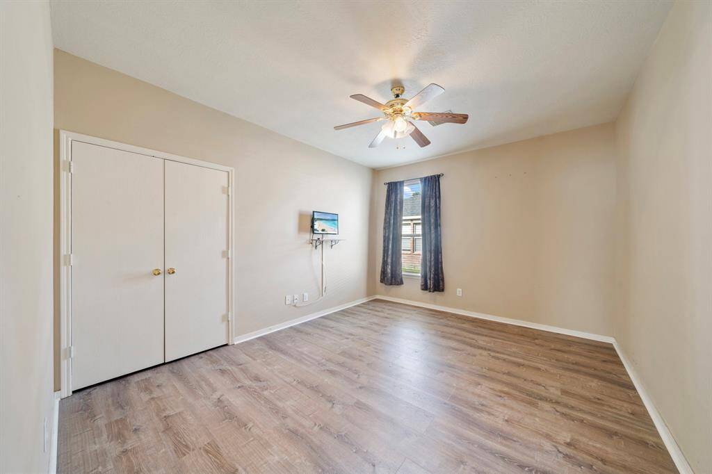 2ndary bedroom, no carpet