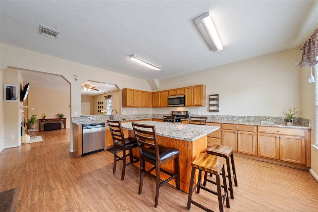 Large island kitchen seats up to 6 people