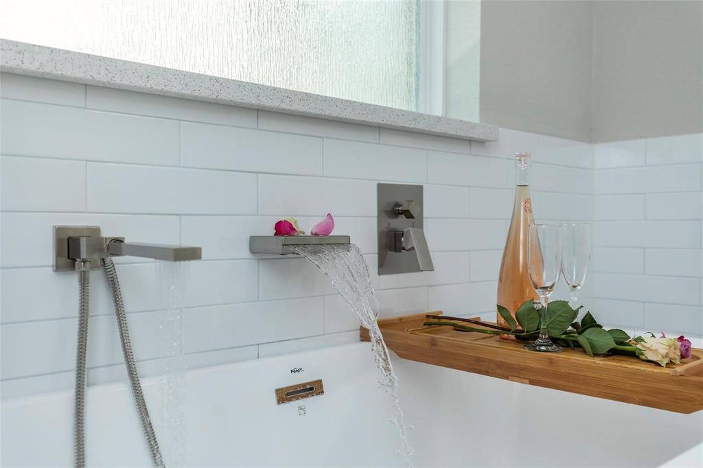 Imagine soaking in the luxurious bathtub, where you can unwind in style and tranquility. Its beautiful design invites relaxation, offering the perfect spot to melt away the stresses of the day. Whether you’re enjoying a quiet moment alone or indulging in a long bath, this elegant tub provides an experience that feels like a personal spa retreat.