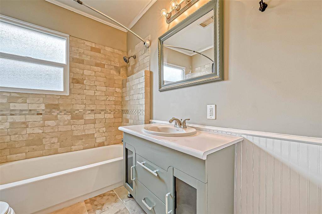 Guest bathroom next to bedroom 2