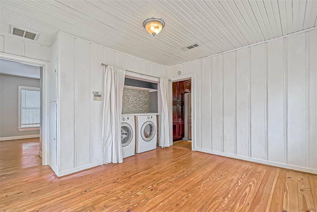 Lookin from sunroom to the third bedroom. Separates this area for total privacy.