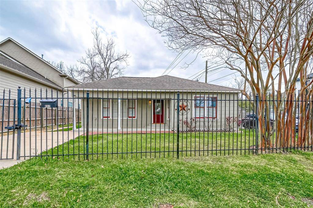 Completely gated for privacy and safety for children to play in the yard. Front and back.
