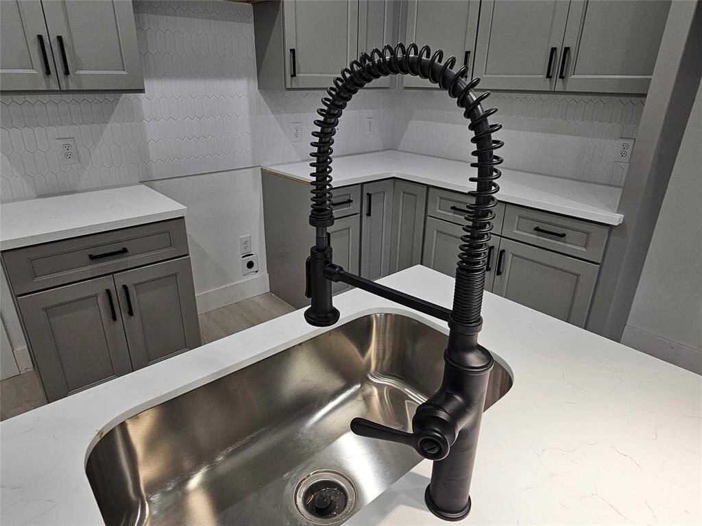 Black pull down faucet with sprayer.