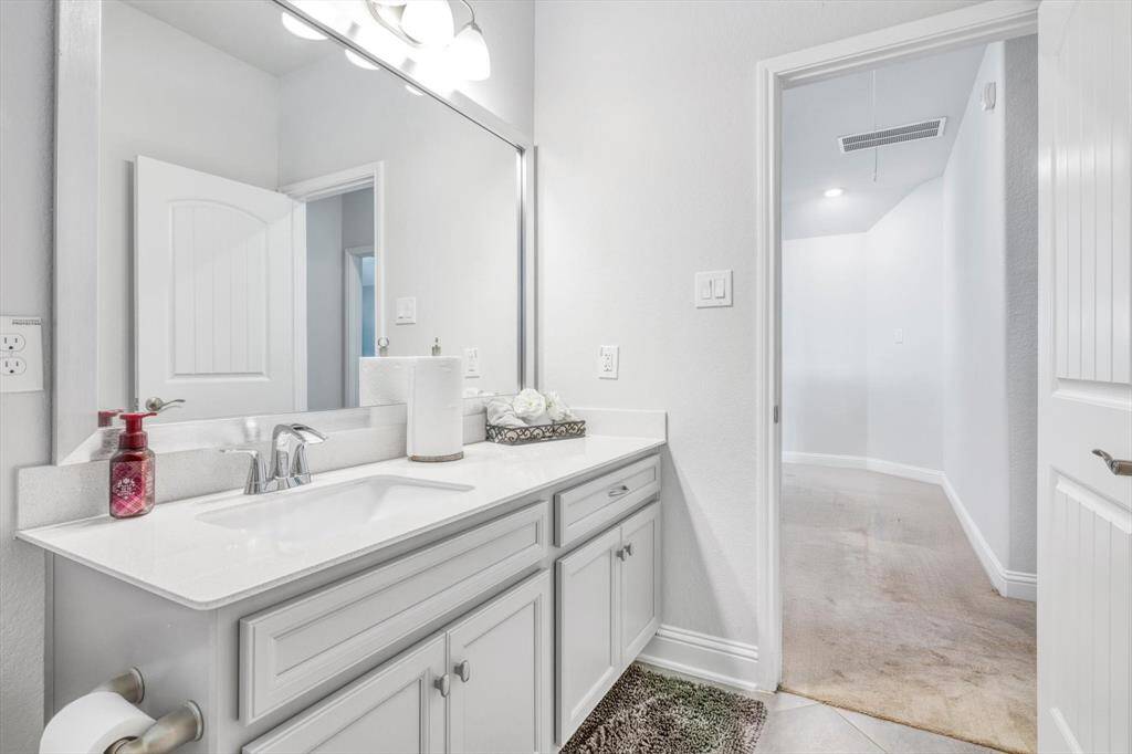 Modern style and finishes in the 3rd bathroom.