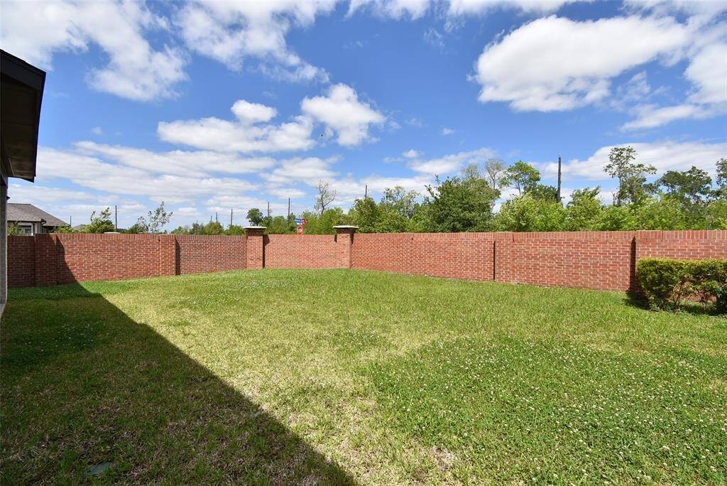 This home sits on the super large lot! Check out how much you can do with the space!