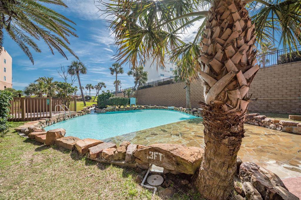 Beach entry pool easy for the littles to enter!