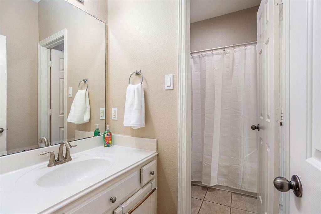 Upstairs Jack and Jill Bath