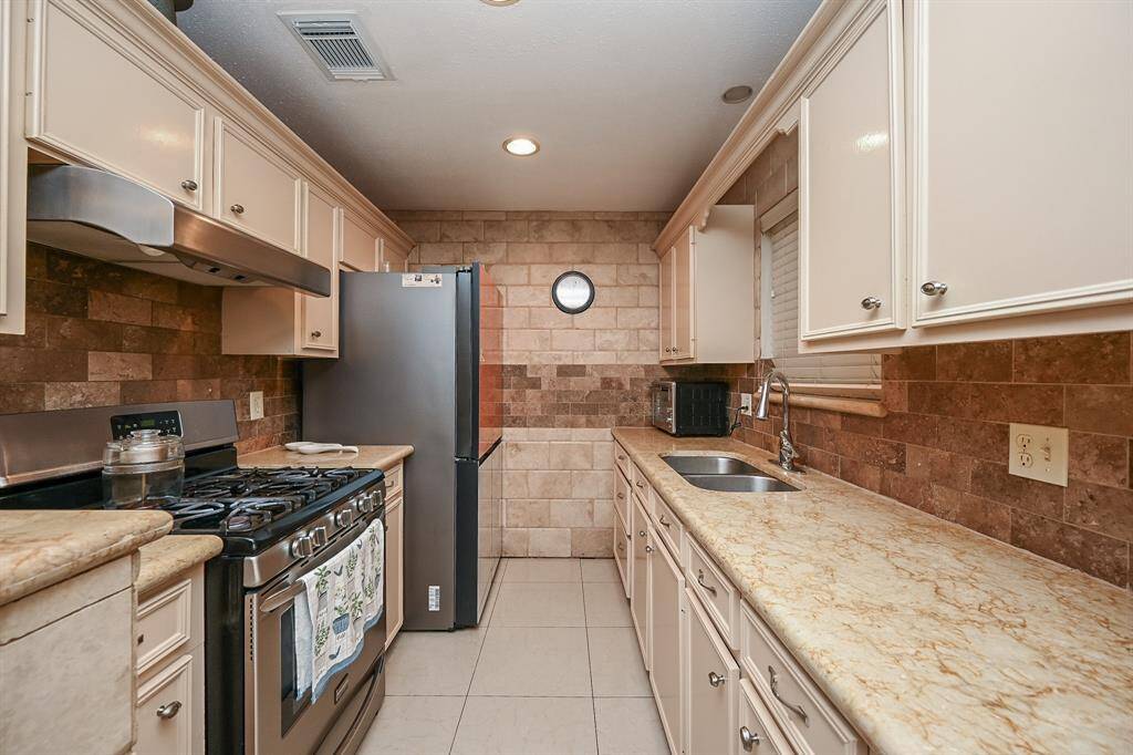 Large Counterspace and plenty of Cabinents