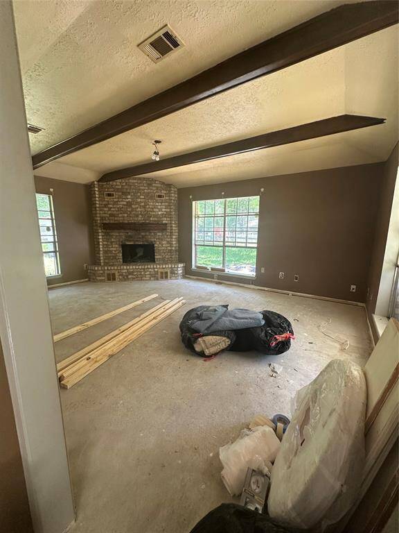 Nice ample living room!!
