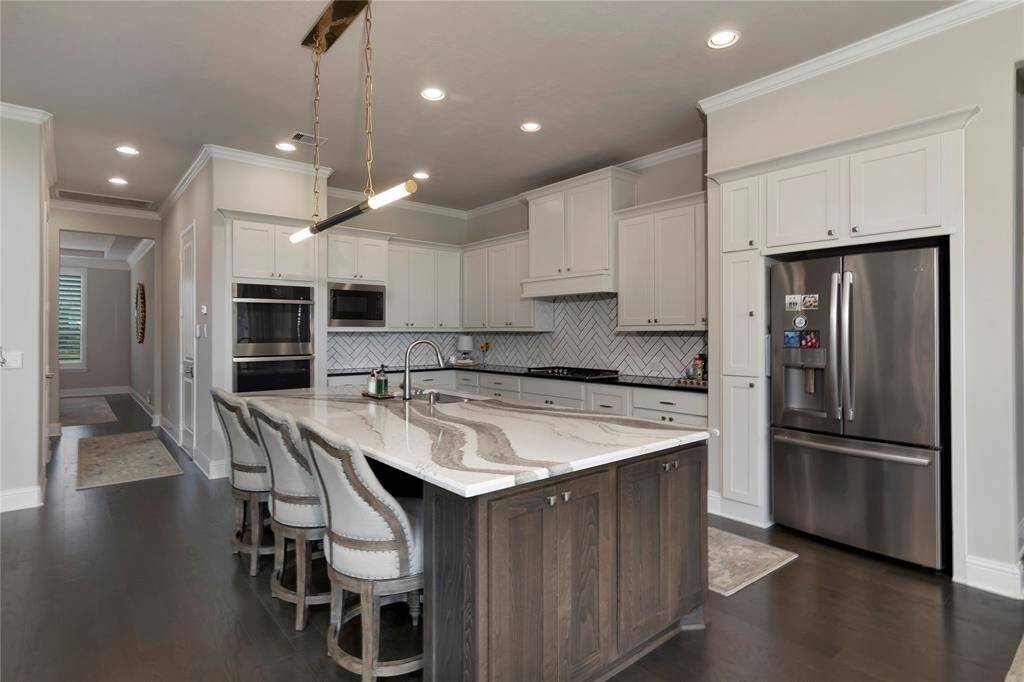 Double ovens, stainless steel appliances, great cabinet space.