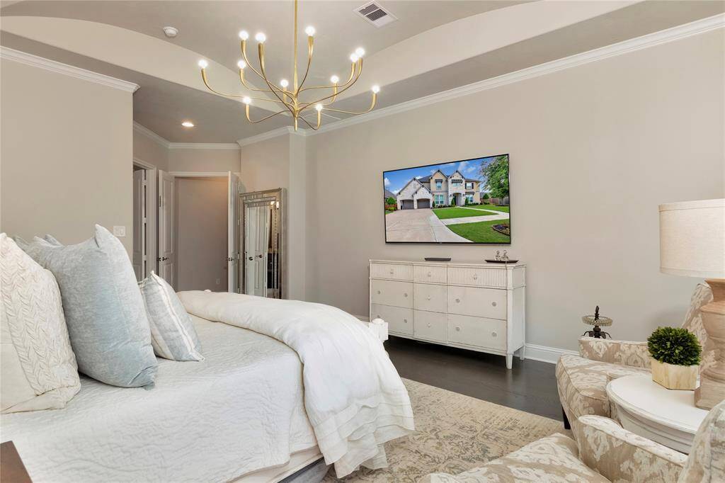 Gorgeous ceiling and chandelier.