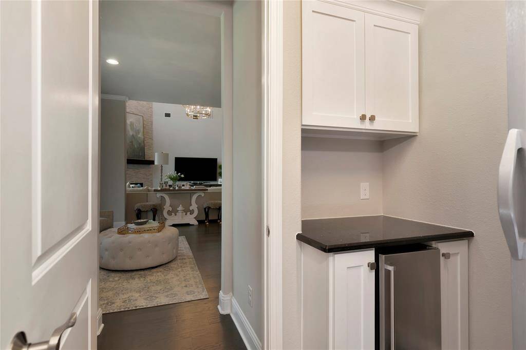Built in ice maker in the laundry room off of the kitchen.