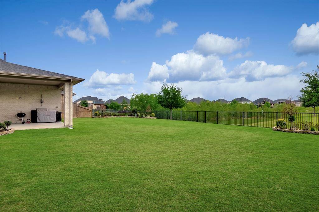 You want a pool? You have the space. Beautiful view of The Reserve.