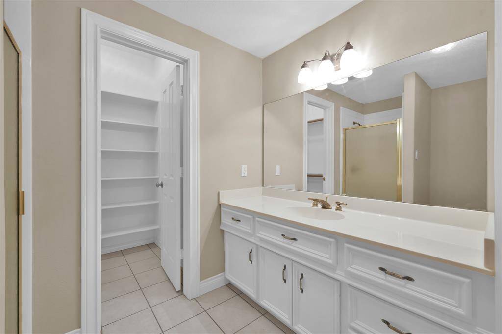 Secondary bedroom full bathroom attached