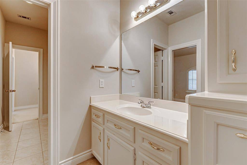 Jack and Jill bathroom 2nd floor (for Bedrooms 2 and 3)