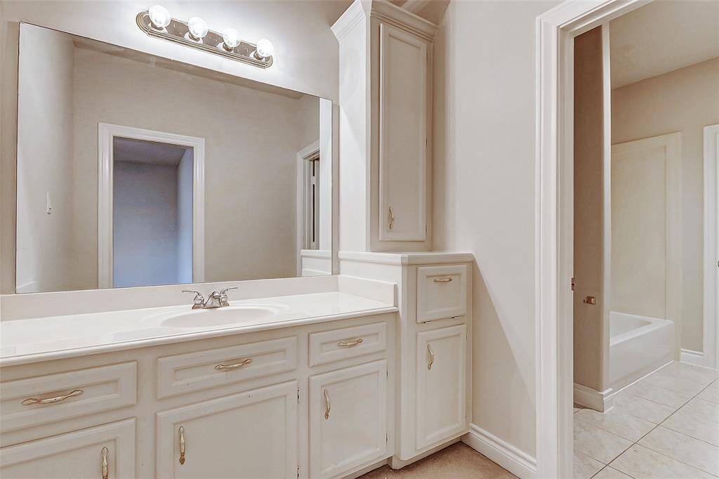 Jack and Jill bathroom 2nd floor (for Bedrooms 2 and 3)