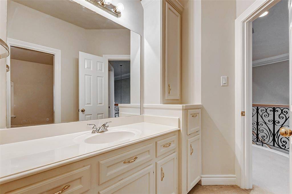 Jack and Jill bathroom 2nd floor (for Bedrooms 2 and 3)