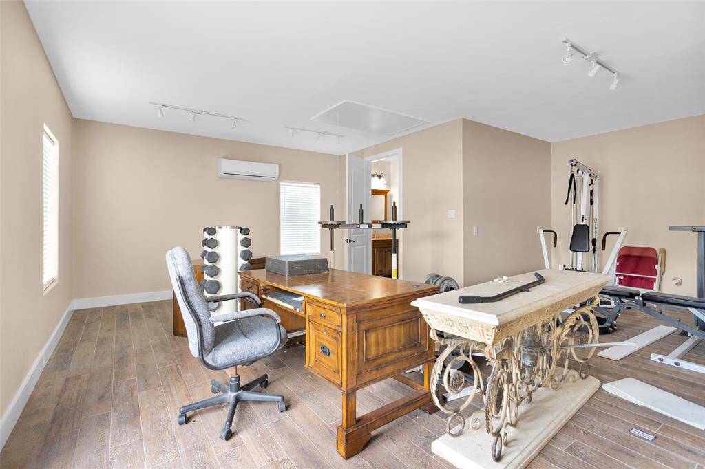 Guest Suite in detached garage.  Can be Mother-in-Law/Rec Room/Gym