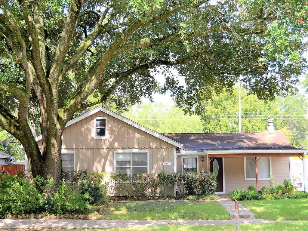 Beautiful renovated Single Family with lots of space and garden area.