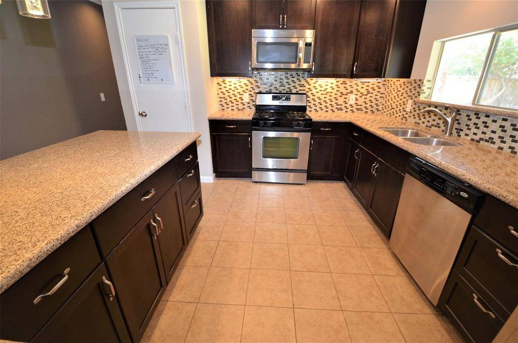 Big kitchen features stainless steel appliances, glass tile backsplash, pantry closet, lots of lights and tons of cabinets. Chef kitchen!