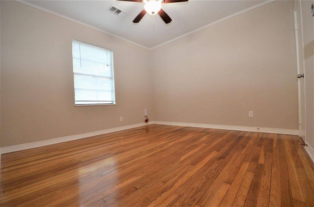 Secondary bedroom.