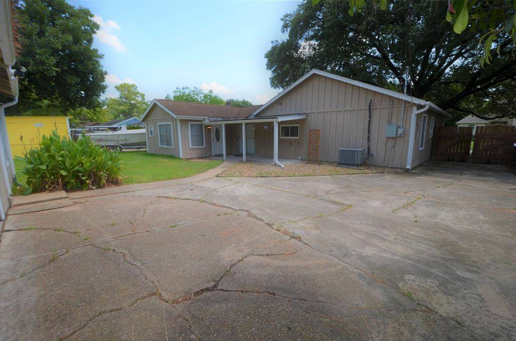 Additional driveway and lots of parking space.