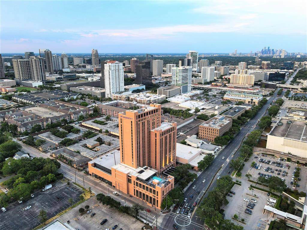 Minutes away to Galleria Area