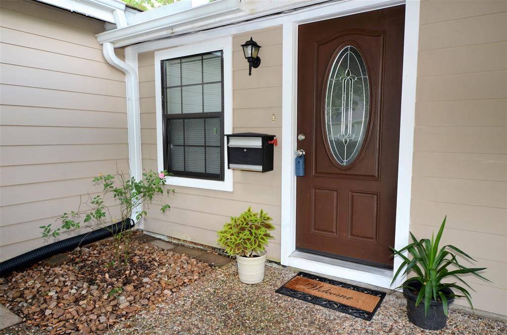 Inviting front door.