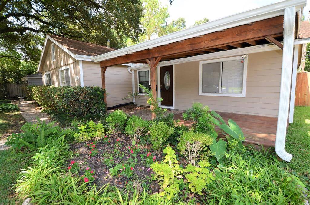 Great outdoor area for your green thumb.