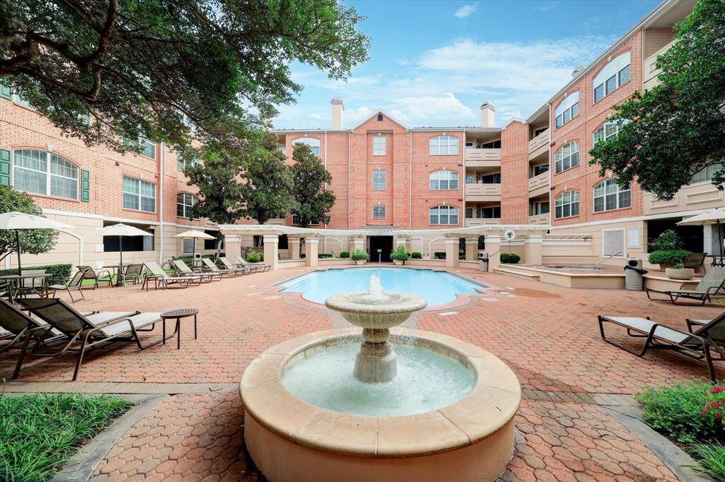 Pool and jacuzzi area