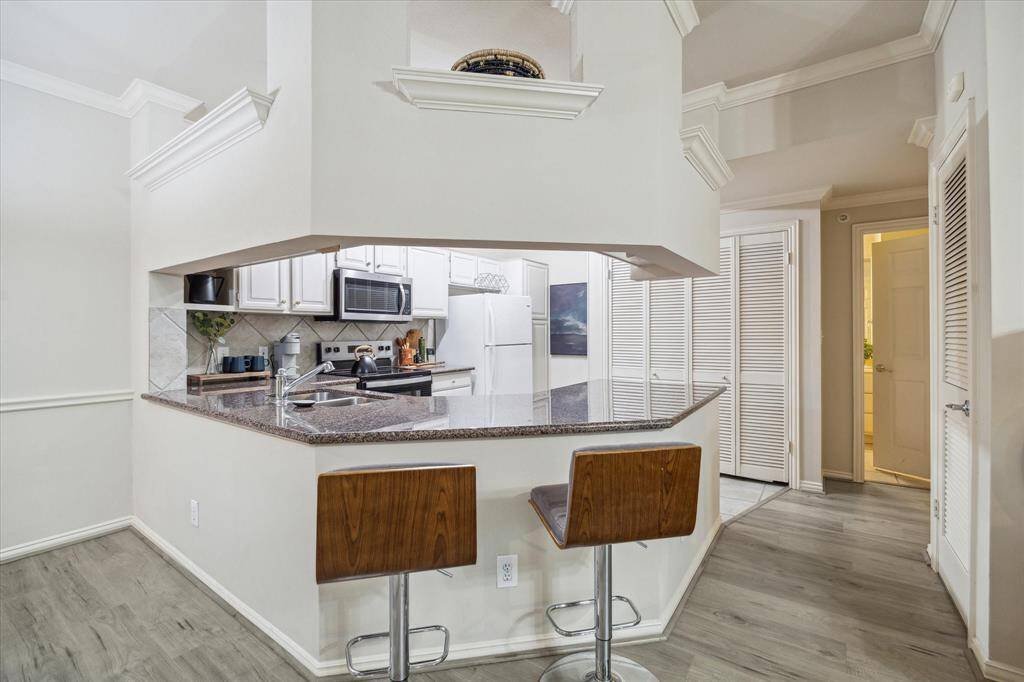 Wraparound peninsula with seating space and with storage on top